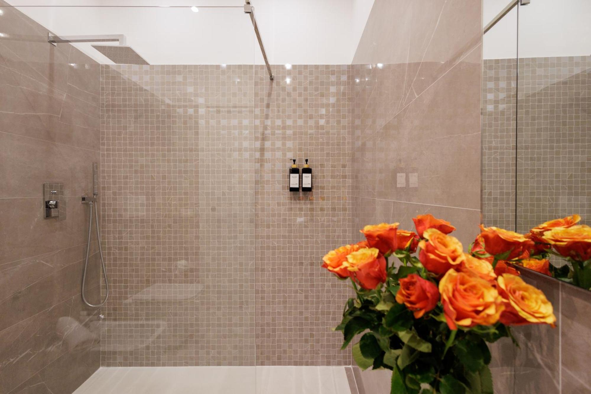 Genoa Lux Apartments With Parking Екстер'єр фото