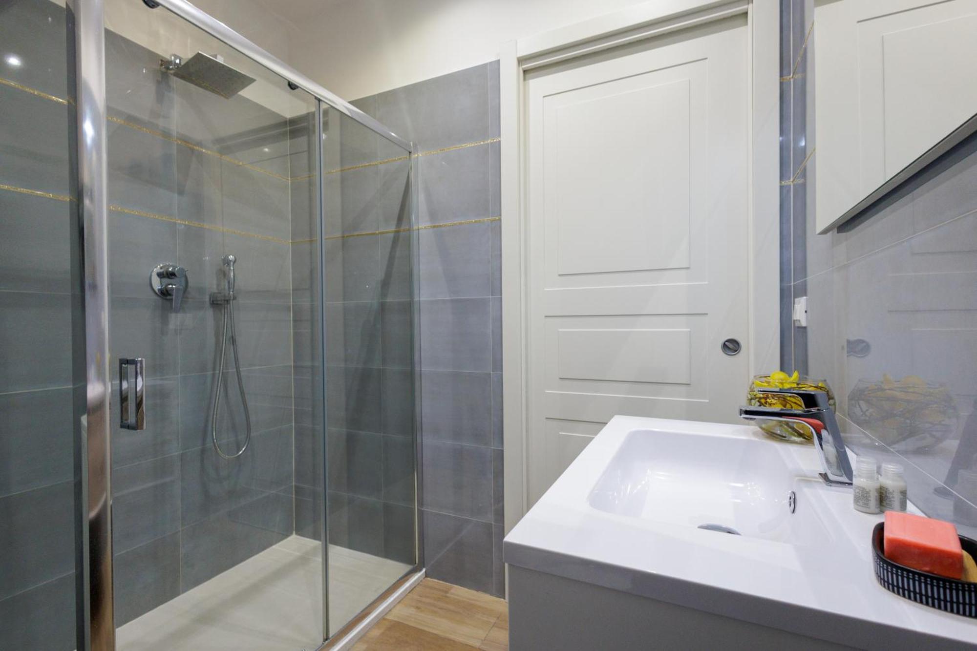 Genoa Lux Apartments With Parking Екстер'єр фото